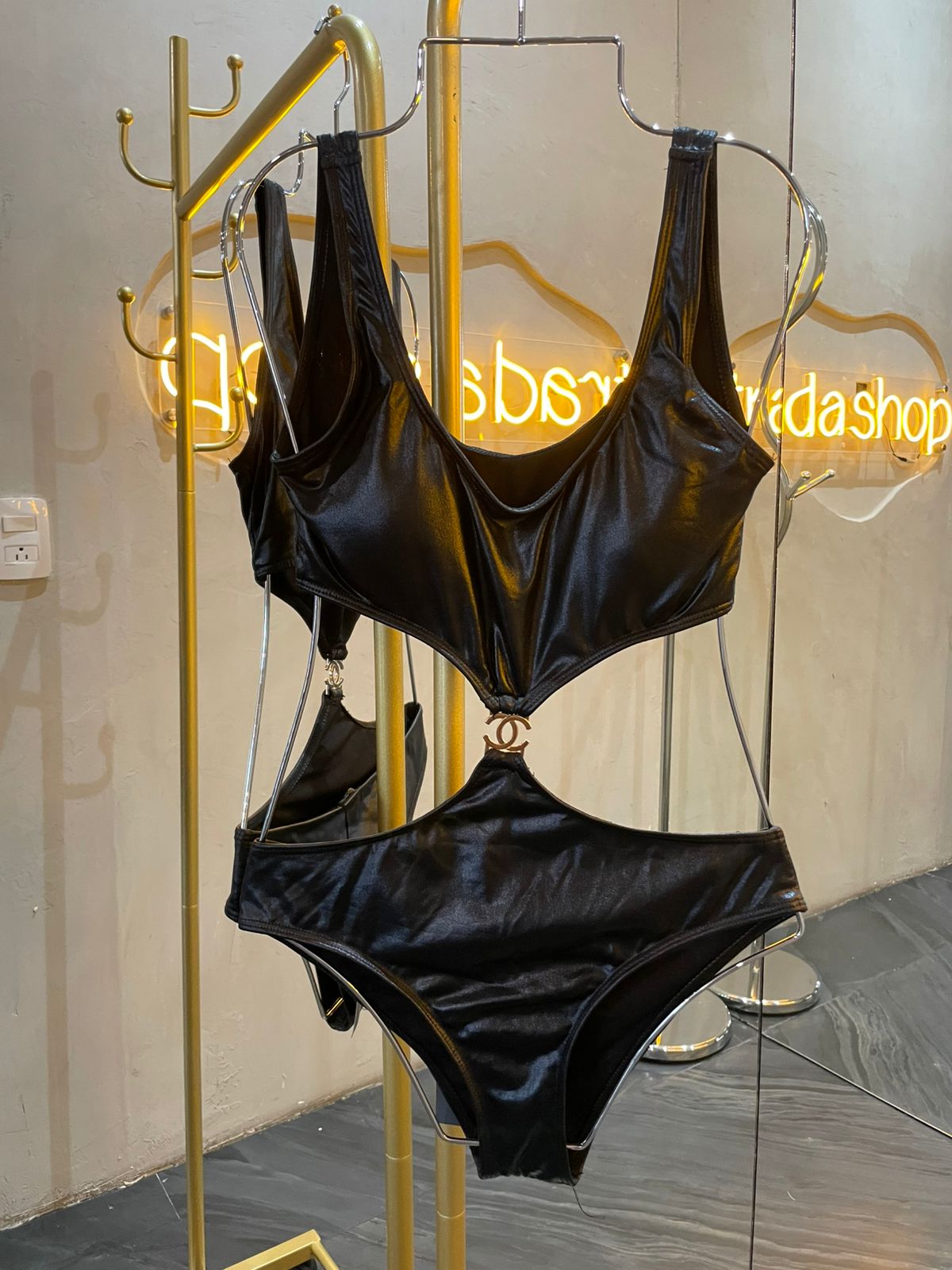 traje de baño negro